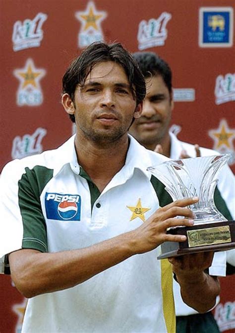 Mohammad Asif poses with his Man-of-the-Match award | ESPNcricinfo.com