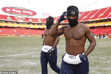 Seattle Seahawks' DK Metcalf warms up SHIRTLESS in Kansas City's sub ...