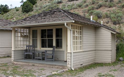 Mammoth Hot Springs Hotel and Cabins – Yellowstone Reservations