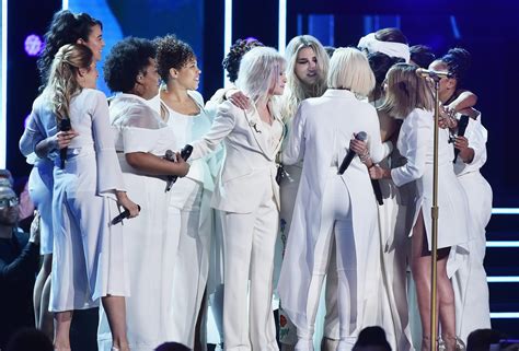 Here's The Women Who Were Singing With Kesha At The GrammysHelloGiggles