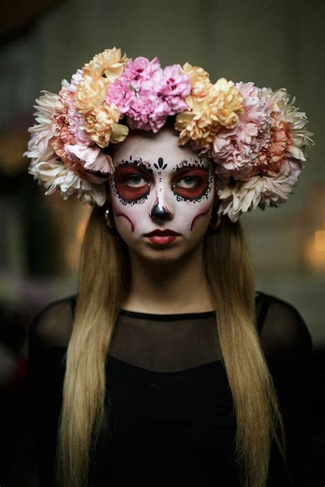 Create your own Dia de los Muertos flower crown | Funny how flowers do ...