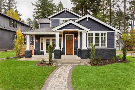 Carbon Ledgestone Home Exterior with Columns - Realstone Systems