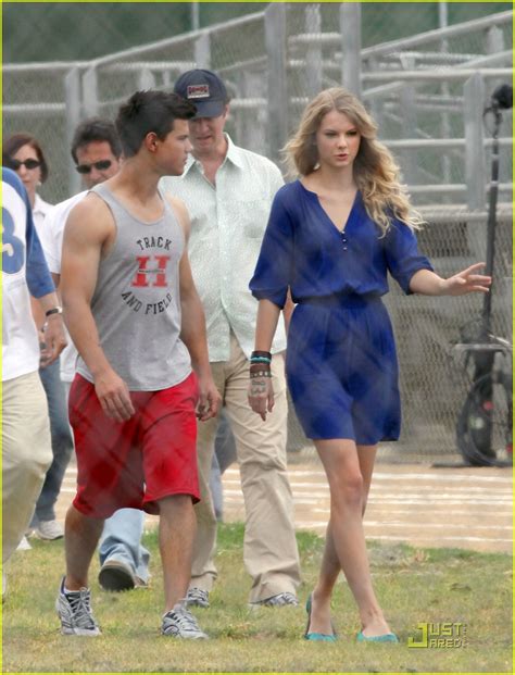 Taylor Swift & Taylor Lautner: Valentine's Day Date!: Photo 2090022 | Taylor Lautner, Taylor ...