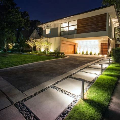 75 Beautiful Modern Driveway Pictures & Ideas - January, 2022 | Houzz ...