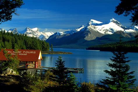 File:Canada Boat House am Maligne Lake, Jasper NP, Alberta, CA.jpg - Wikimedia Commons