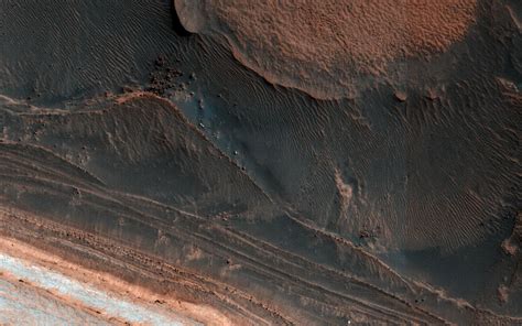 Mars Reconnaissance Orbiter Reveals Ice Block Avalanche