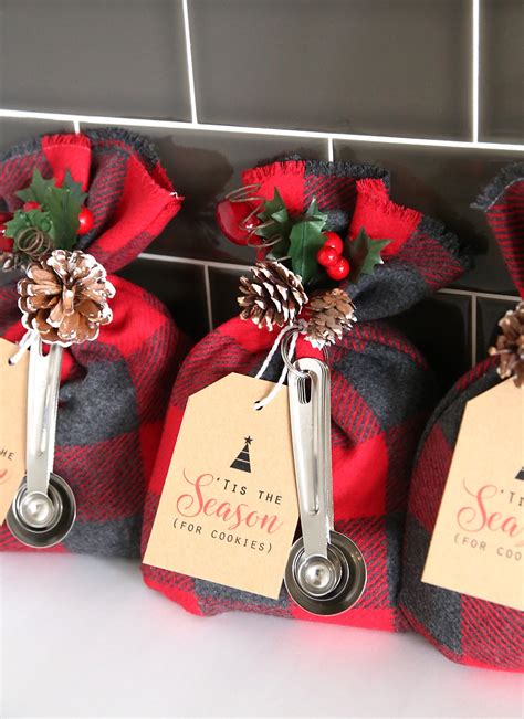 The BEST 15 Christmas Neighbor Gift Ideas on Love the Day