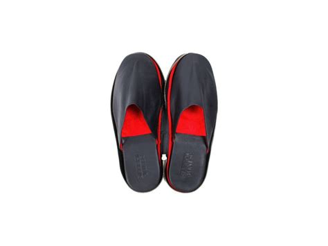 These Men’s Travel Slippers Will Keep Stylishly Comfy Anywhere You Go | SPY