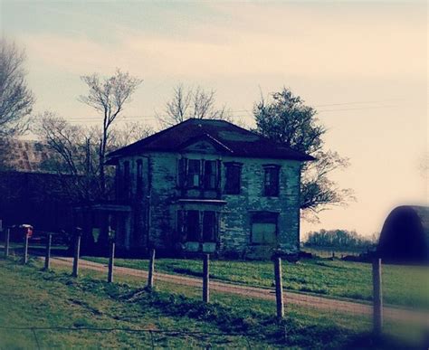 i LOVE this old house located outside of Watford, Ontario, Canada......if I had win the lottery ...