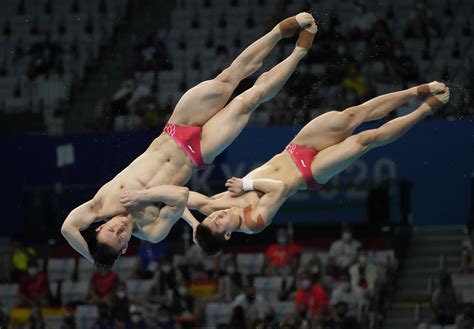 China wins 3rd Olympic synchro diving medal; US gets silver | AP News