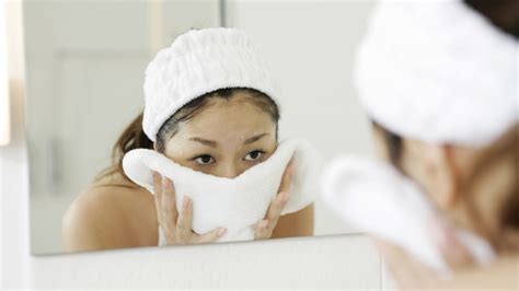 Should I Use Different Towels for My Face and Body? Derms Weigh In | Allure