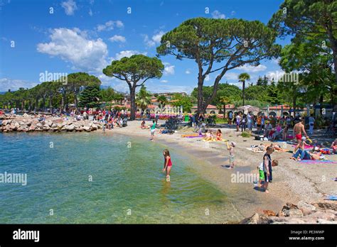 Menschen am Strand von Lazise, Gardasee, Provinz Verona, Italien ...