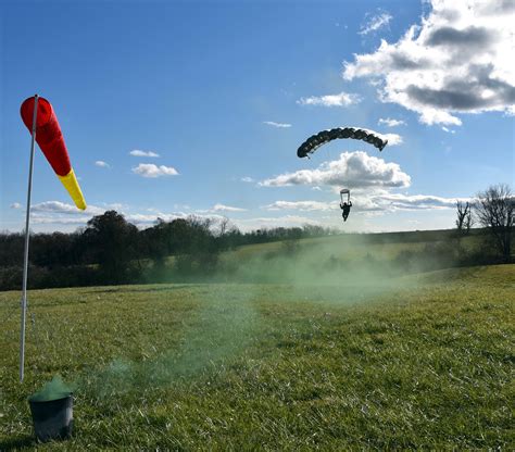 DLA Distribution Susquehanna Parachute Rigger Team conducts military free fall > Defense ...