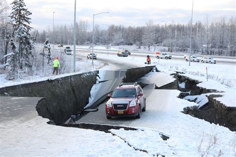 阿拉斯加地震画面曝光 道路塌陷触目惊心 - 时事新闻 - 温哥华天空 - Vansky