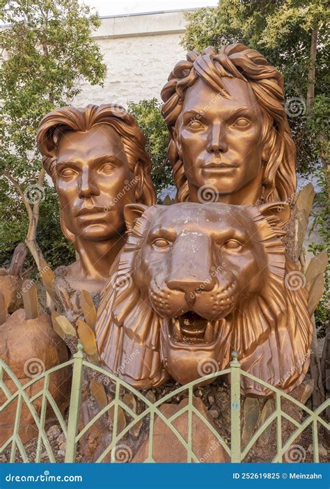 Siegfried and Roy Statue at the the Mirage Casino, Las Vegas Strip ...