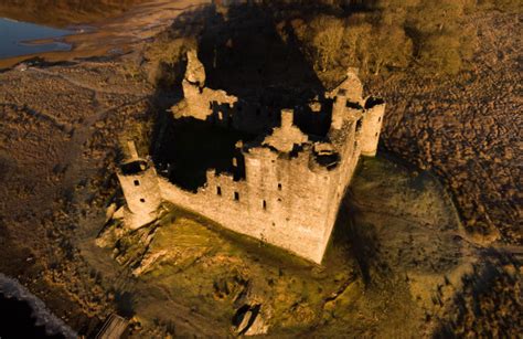 The beautiful, abandoned ruins of Kilchurn Castle in Scotland ...