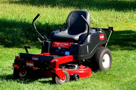 Riding Mowers vs. Lawn Tractors: What's the Difference