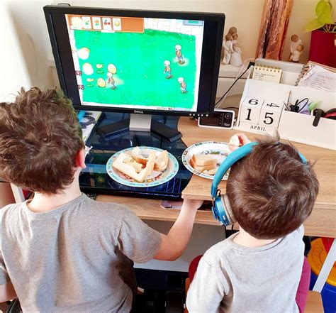 Introducing the kids to computer games - Mummascribbles