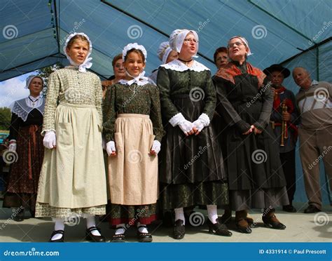 Female Singers in Traditional Clothes Editorial Stock Image - Image of ...