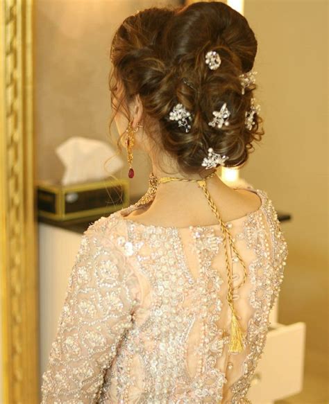 The pretty bride ever😍😍 Pakistani Bridal Hairstyles, Headpiece ...