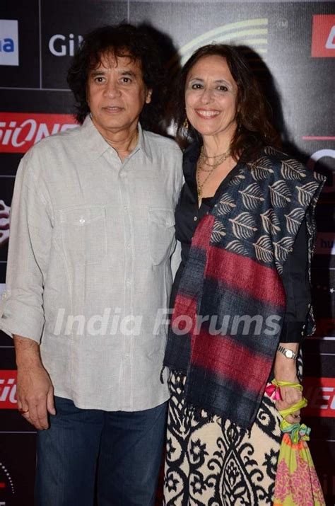 Zakir Hussain poses with Wife at GIMA Awards 2015 Media