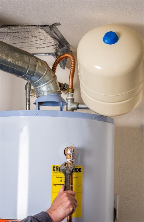 What to Do When Your Water Heater Breaks - ServiceMaster Advanced OC