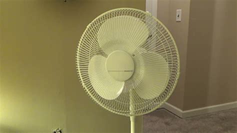 Holmes HASF-1502 16" Oscillating Pedestal Fan - YouTube