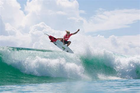 John John Florence from Hawaii - Busts fins out air reverse | Surfing waves, World surf league ...