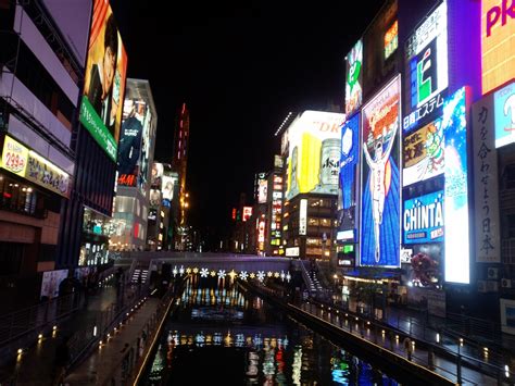 Dotonbori Hotel Osaka - Giant Welcoming Sculptures