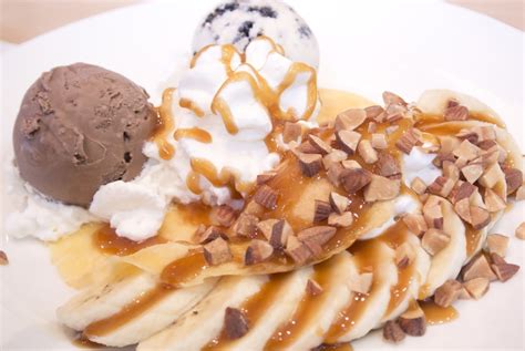 13 Banana Split Toppings - Insanely Good