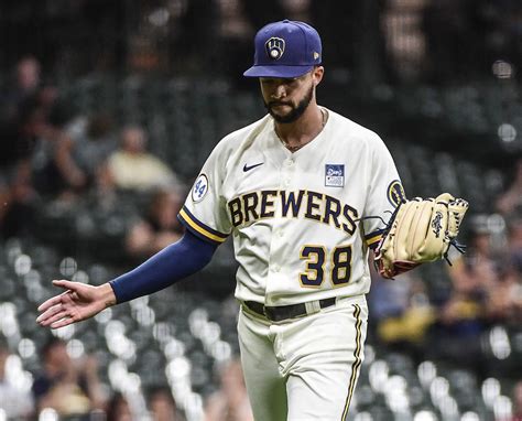 Brewers' Devin Williams goes on the IL with right elbow discomfort