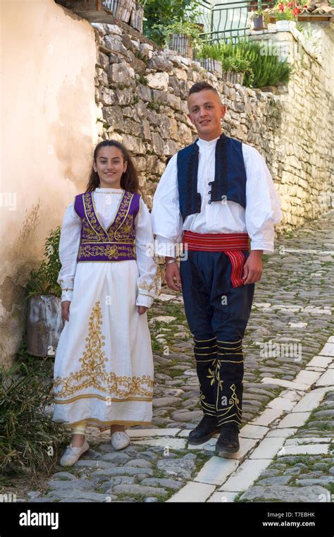 Lokale folklore gruppe in traditionellen Trachten, Berat, Albanien ...