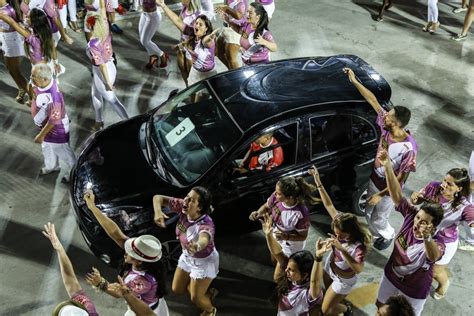 Nissan March Colors alegra la Avenida del Samba durante ensayo técnico del Carnaval en Río