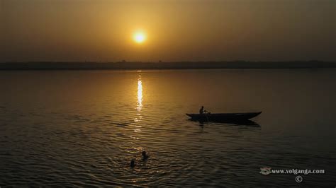 Sunrise at the river Ganges, Varanasi (Exclusive Wallpapers) | Volganga