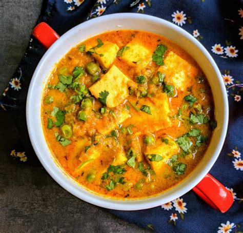 Matar Paneer Recipe | Easy Matar Paneer Curry | VegeCravings