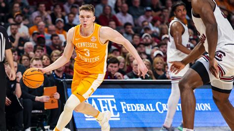 Dalton Knecht celebrates Tennessee basketball senior day