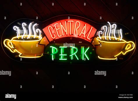 L'enseigne au néon de la "Central Perk café" utilisé dans la série télévisée Friends, à la ...