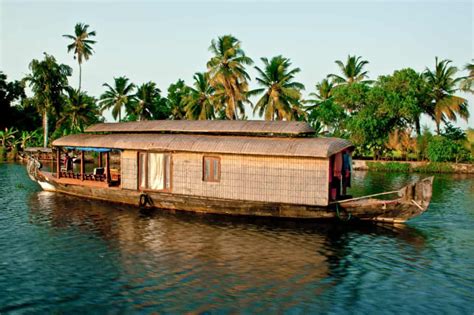 The Beautiful Backwaters of Kerala - Travel Dudes