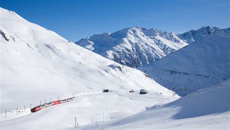 File:MGB HGe 4-4 II mit Glacier Express kurz vor Oberalp Passhöhe.jpg - Wikimedia Commons