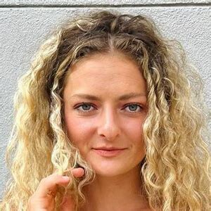 Zoe Fleck - Age, Family, Bio | Famous Birthdays