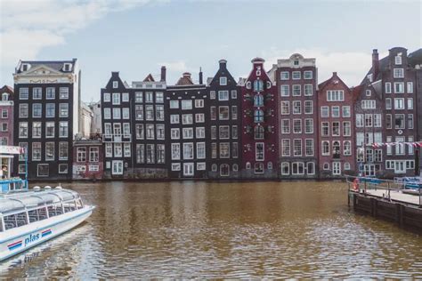 How to See the Damrak Canal Houses in Amsterdam