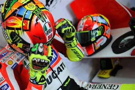 Rossi's helmet tribute to Marco Simoncelli - Momentum Blog