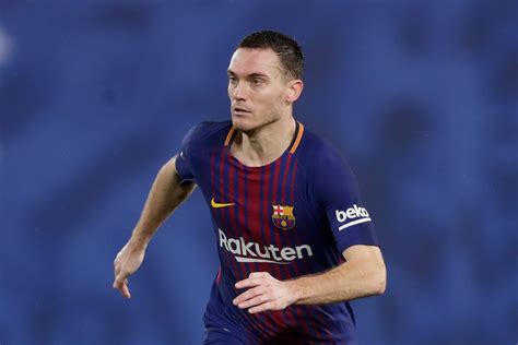 Thomas Vermaelen goes off injured for Barcelona against Real Betis ...