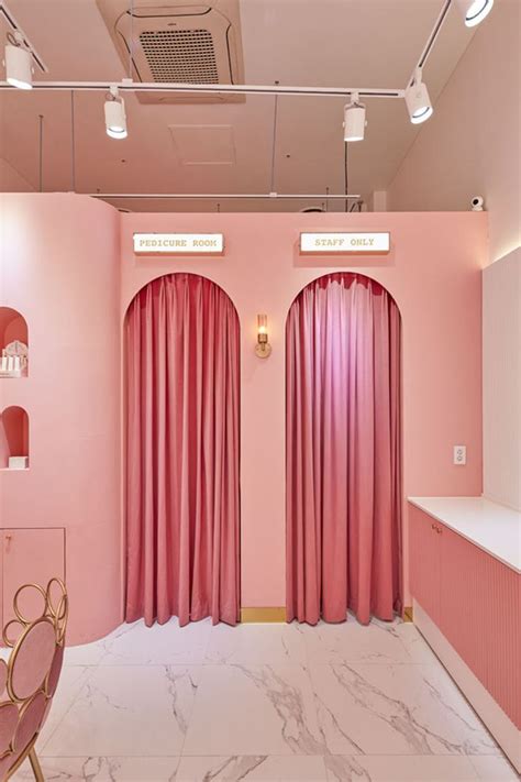 핑크톤 네일샵 인테리어 Pink Salon Decor, Salon Suites Decor, Beauty Salon Decor, Retail Store Interior ...