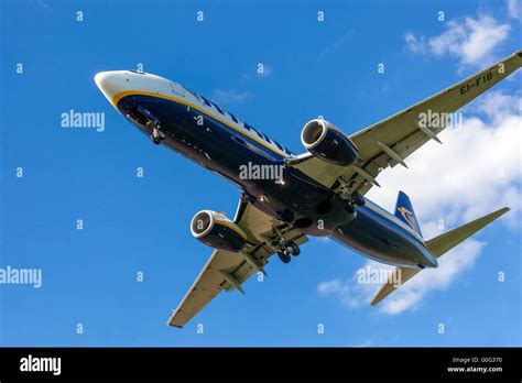 Boeing 737 landing gear hi-res stock photography and images - Alamy