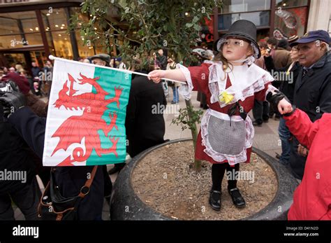 Traditional welsh dress hi-res stock photography and images - Alamy