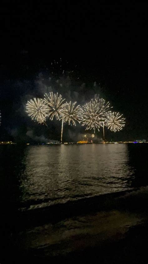 #fireworks #beach #newyears #dubai #nightlife | Fogos de artifício ...