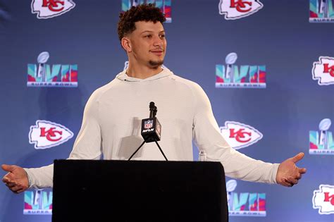 Patrick Mahomes tricked by Rihanna question at Super Bowl 2023