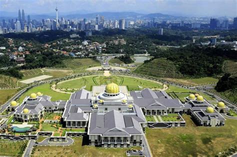 Discover the world's largest gold-plated palace of the king of Brunei