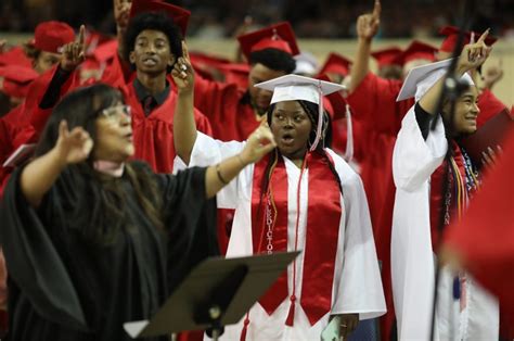 Mid-Del Schools graduates more than 800 seniors – Mustang Times